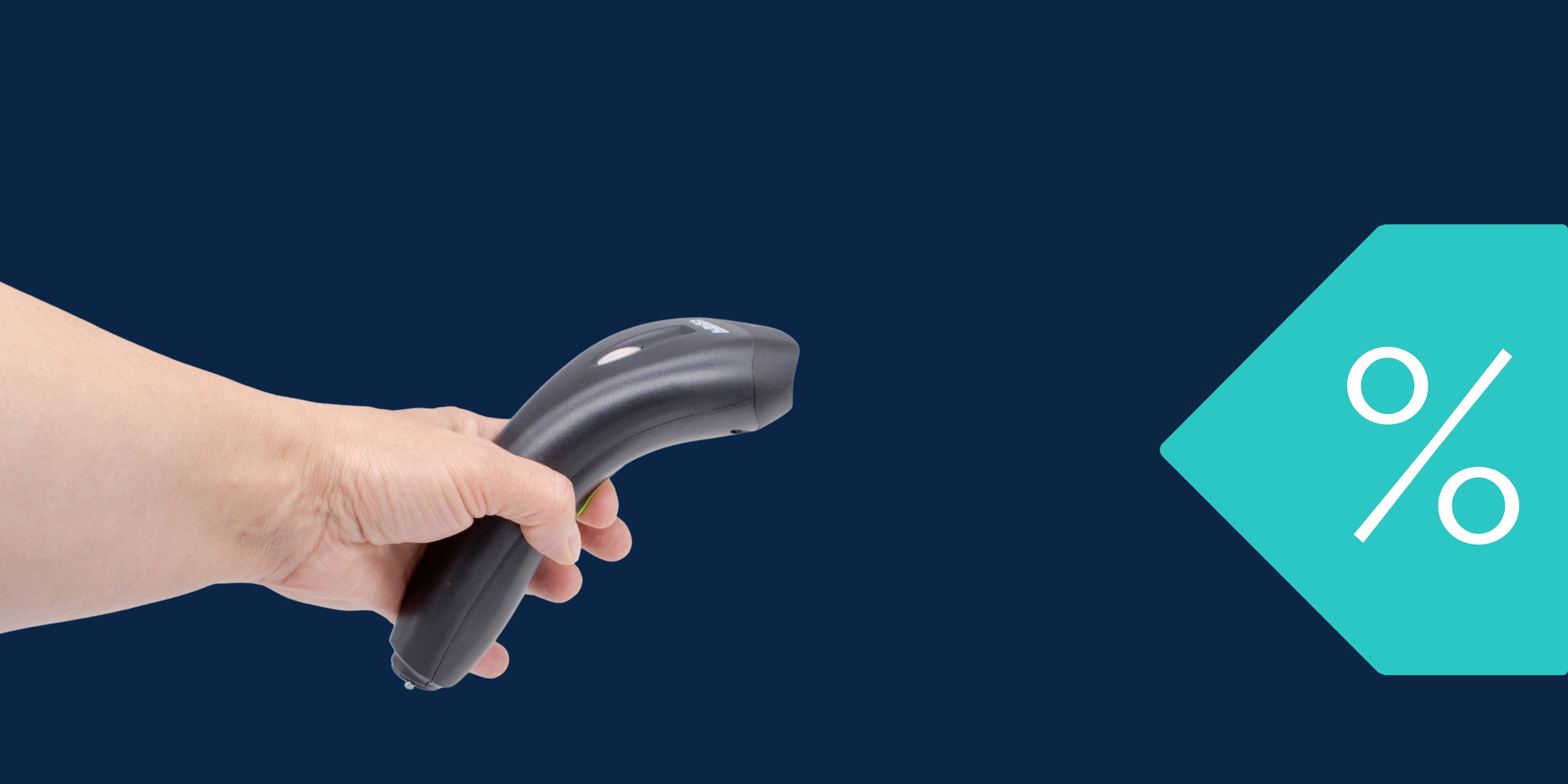Hand hält einen Albasca-Barcodescanner vor einem türkisfarbenen Rabatt-Symbol auf dunkelblauem Hintergrund – Symbolbild für Sonderangebote